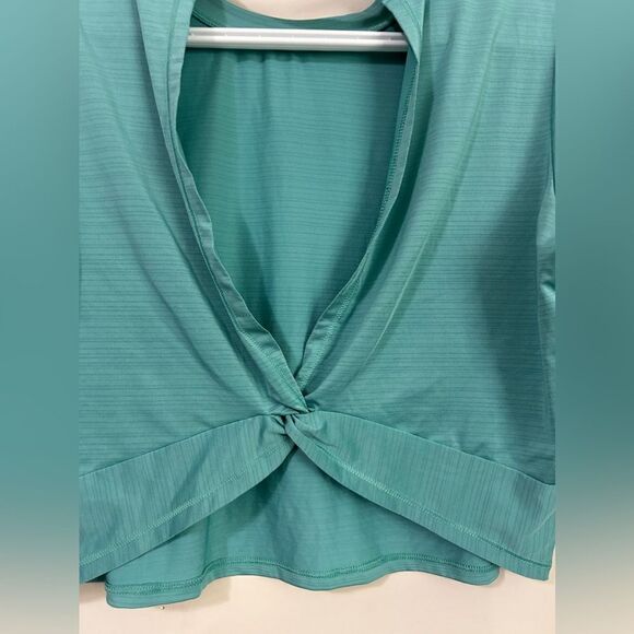 Fabletics Eco-Conscious Twist Back Tee in Aquarius - Picture 6 of 9